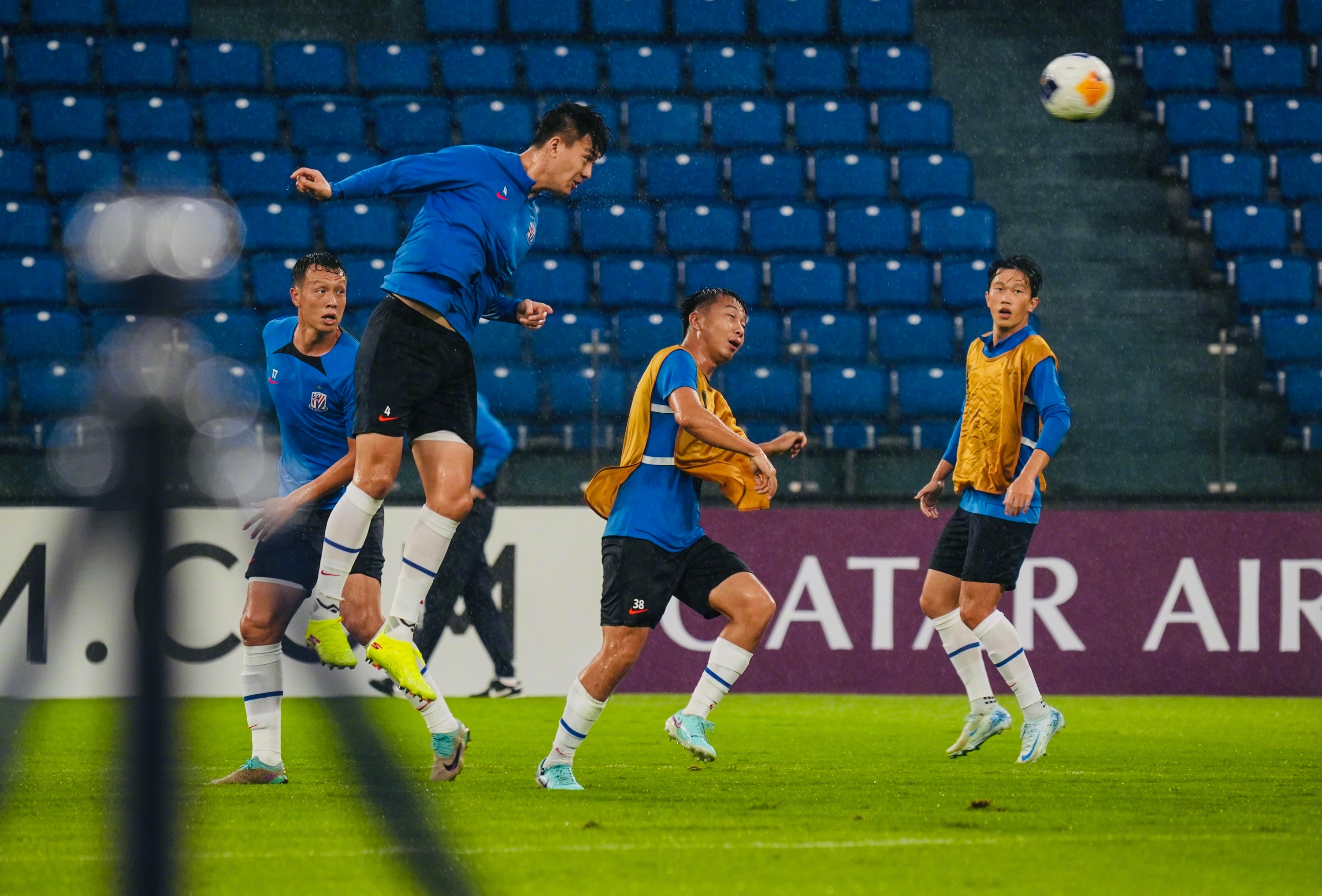 包含上海申花迎荷甲关键赛，清晨绝杀压哨，赛场秩序良好，临场指挥获称赞的词条